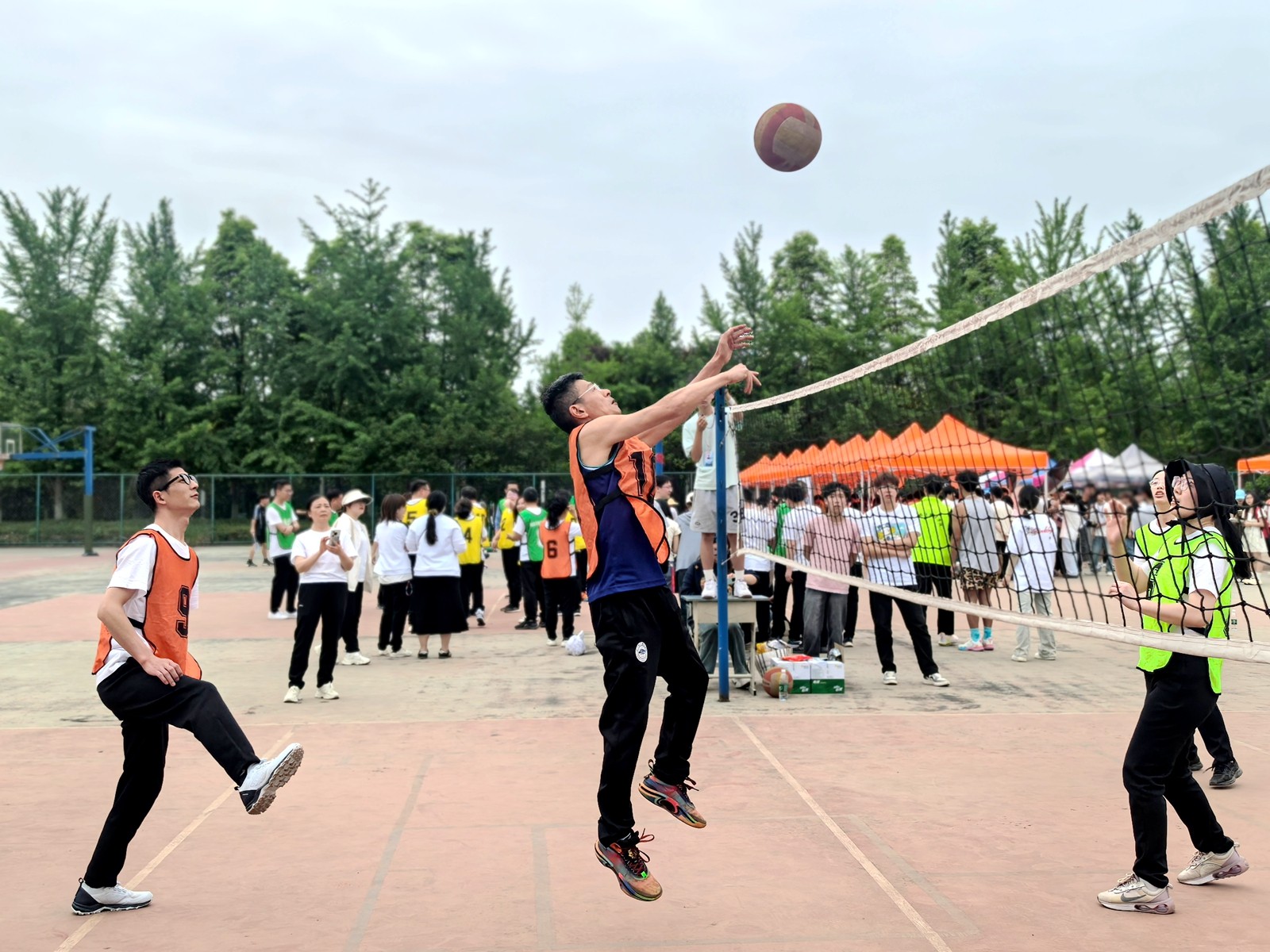 综合二分工会+《气排球赛场：教工活力三重奏》+龙燕 (1)_副本.jpg