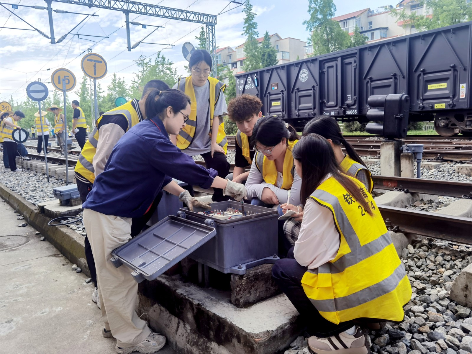 电信工程学院分工会+潜心教学：轨道电路检修实训+陈龙.jpg