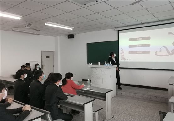 会议室里的人们

描述已自动生成