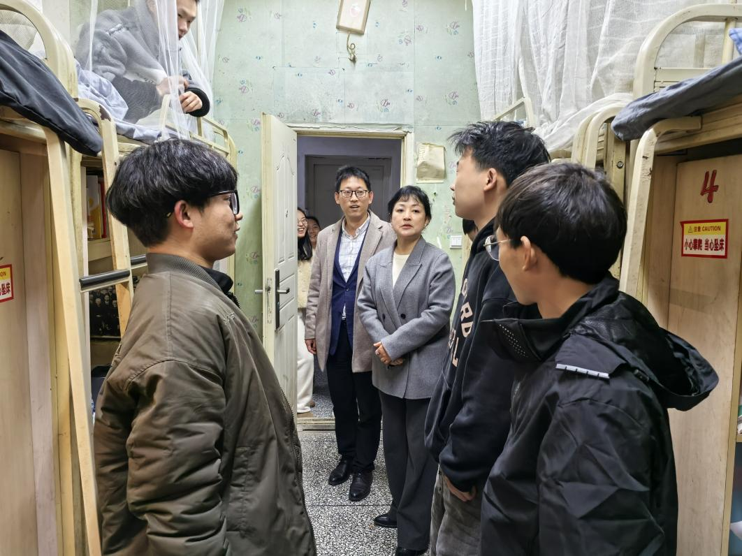 看望学生.png