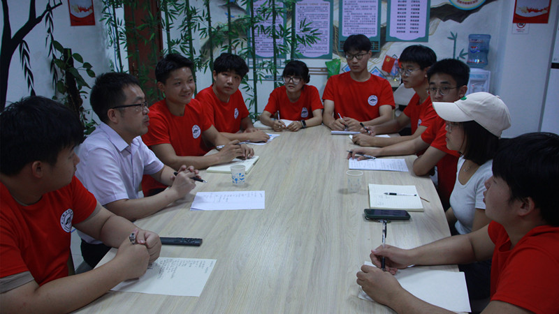 团队师生与村干部就深化校地合作座谈交流 8797威尼斯老品牌黄超供图.jpg