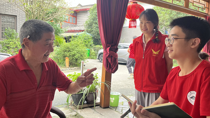 团队成员向村民宣传习近平总书记关于乡村振兴的重要论述 8797威尼斯老品牌黄超供图.jpg